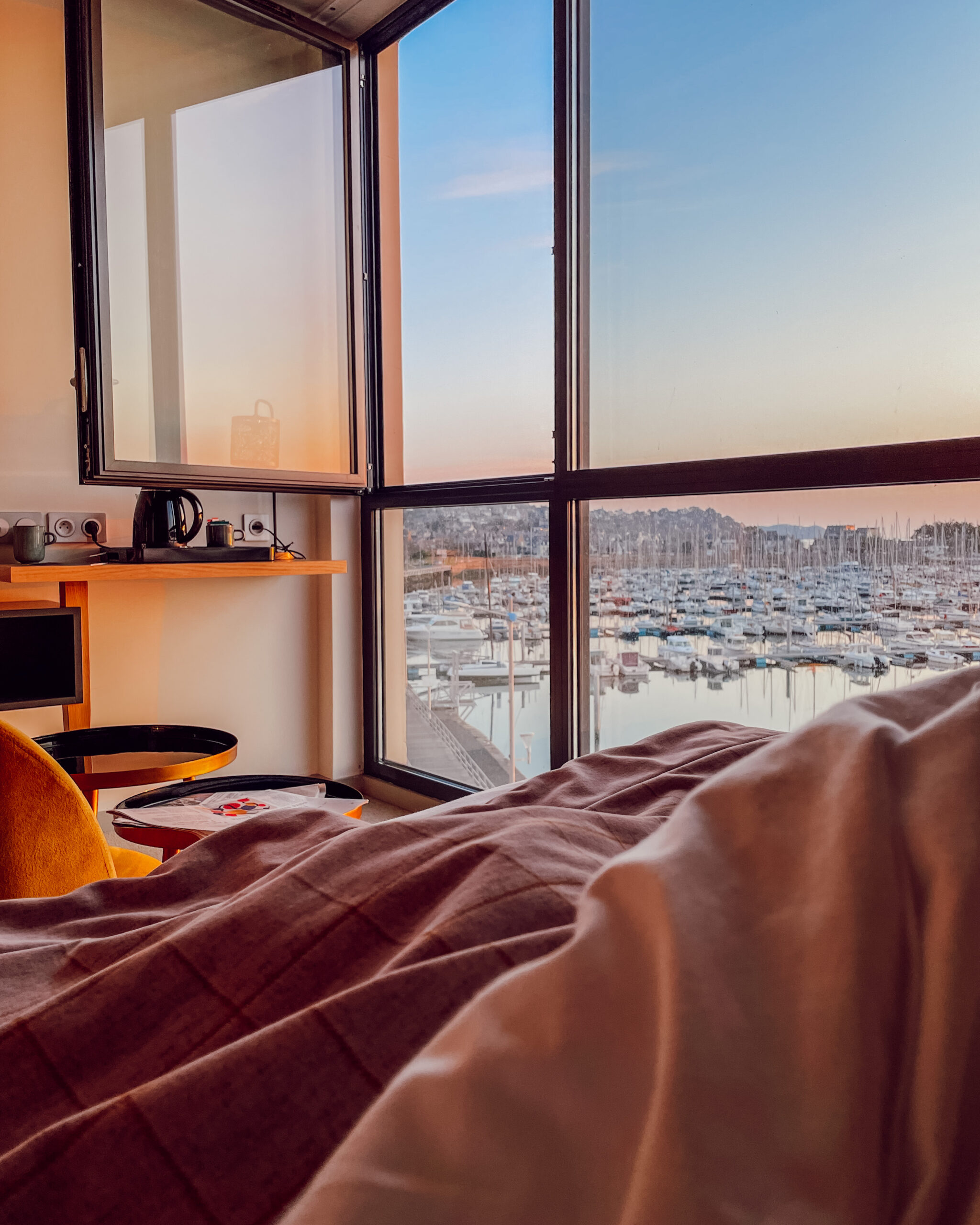 Le lever du soleil depuis le lit dans la chambre du Nautica Hôtel à Perros-Guirec