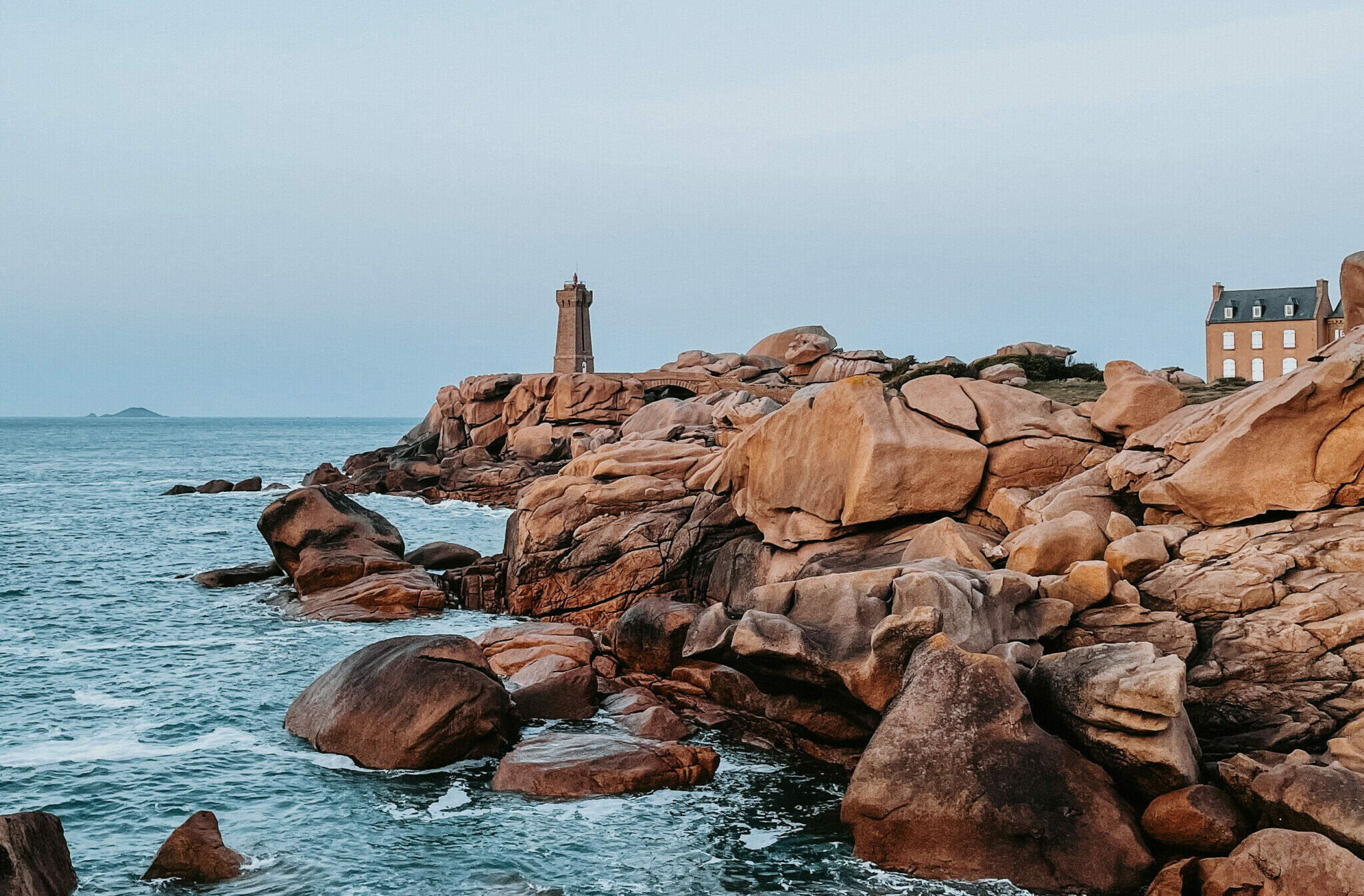 Le phare de Ploumanac'h à Perros-Guirec sur la Côte de Granit Rose