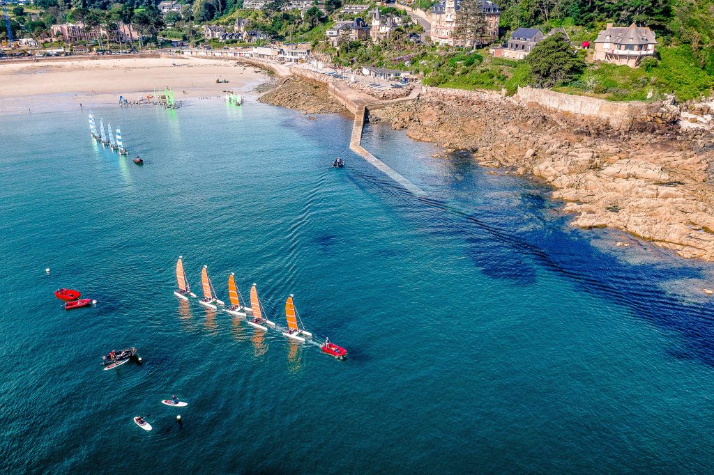 Découvrez les activités sportives et nautiques à Perros-Guirec et plus notamment sur la plage de Trestraou