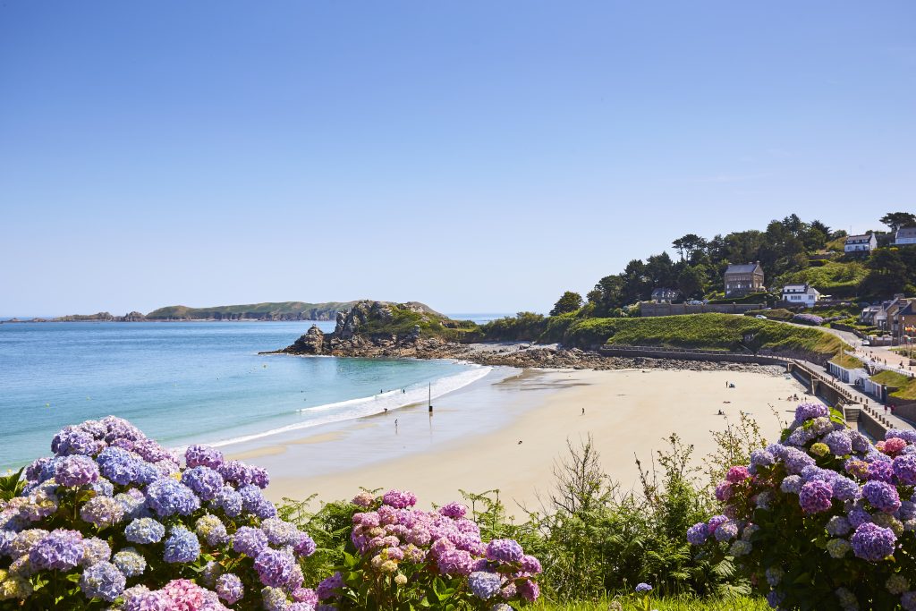 Une des plus belles pages de Perros-Guirec à Trestignel dans une mer turquoise de la Côte de Granit Rose