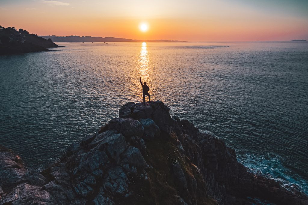 Une des activités de Perros-Guirec est de marcher le long du sentier des douaniers lors du coucher de soleil sur la Côte de Granit Rose