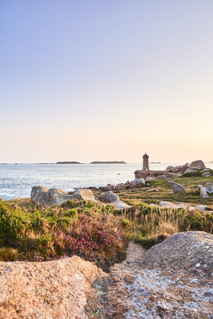 Coucher de soleil estival sur le phare de Mean Ruz à Ploumanac'h à Perros-Guirec