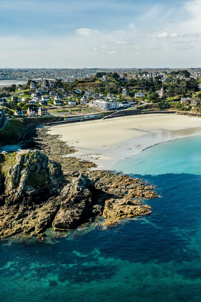 La magnifique plage de Trestignel sur la Côte de Granit Rose